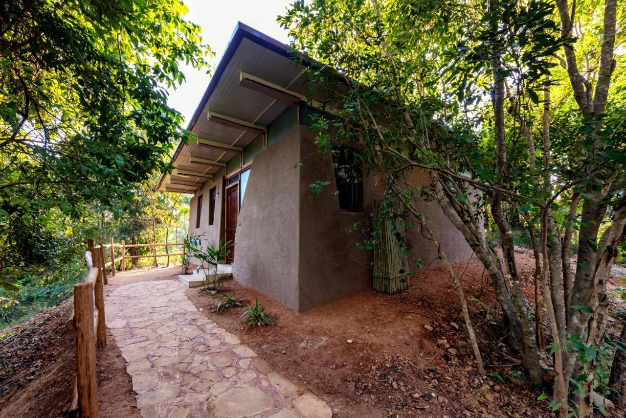 Kanha Jungle Camp ภายนอก รูปภาพ