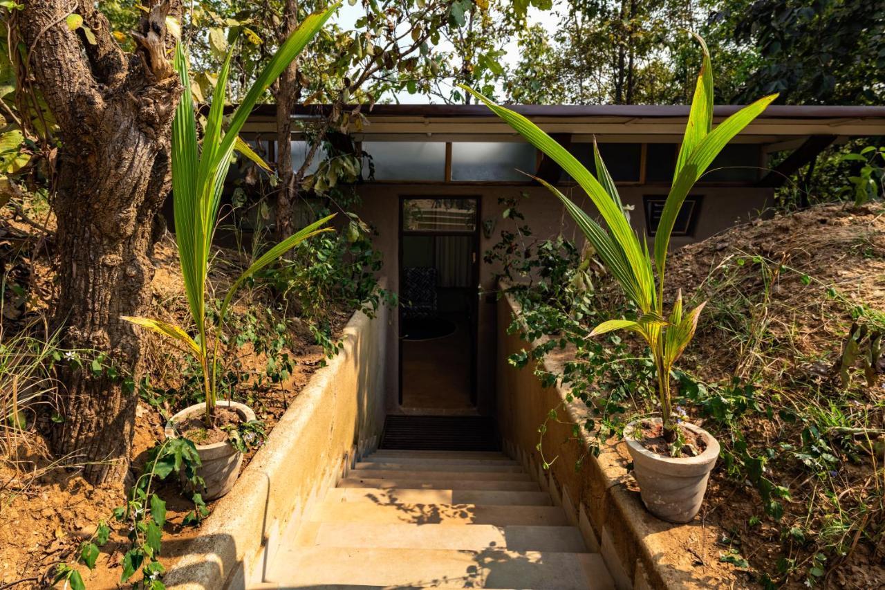 Kanha Jungle Camp ภายนอก รูปภาพ