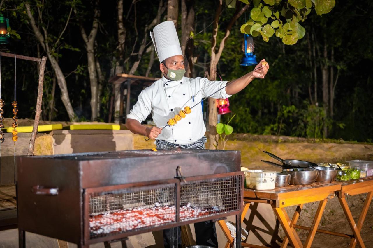 Kanha Jungle Camp ภายนอก รูปภาพ