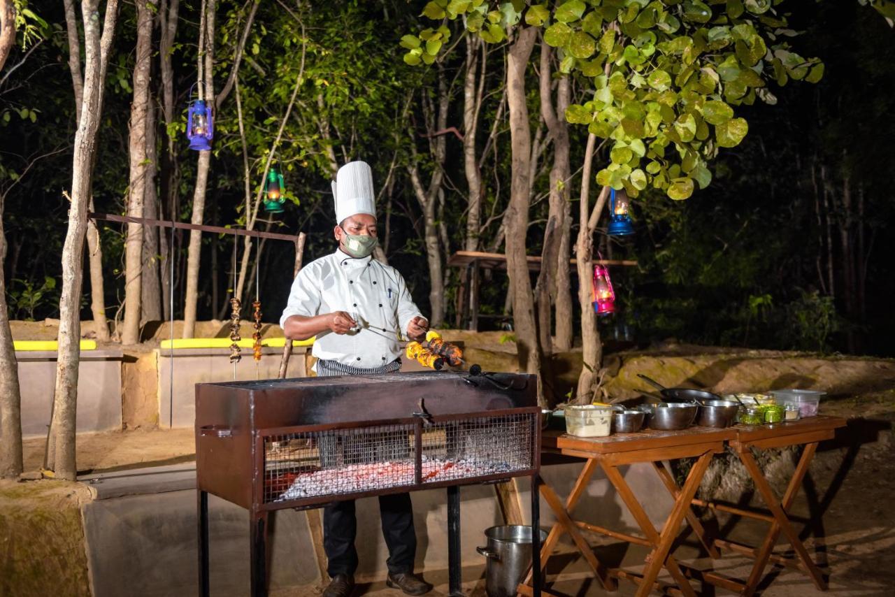 Kanha Jungle Camp ภายนอก รูปภาพ